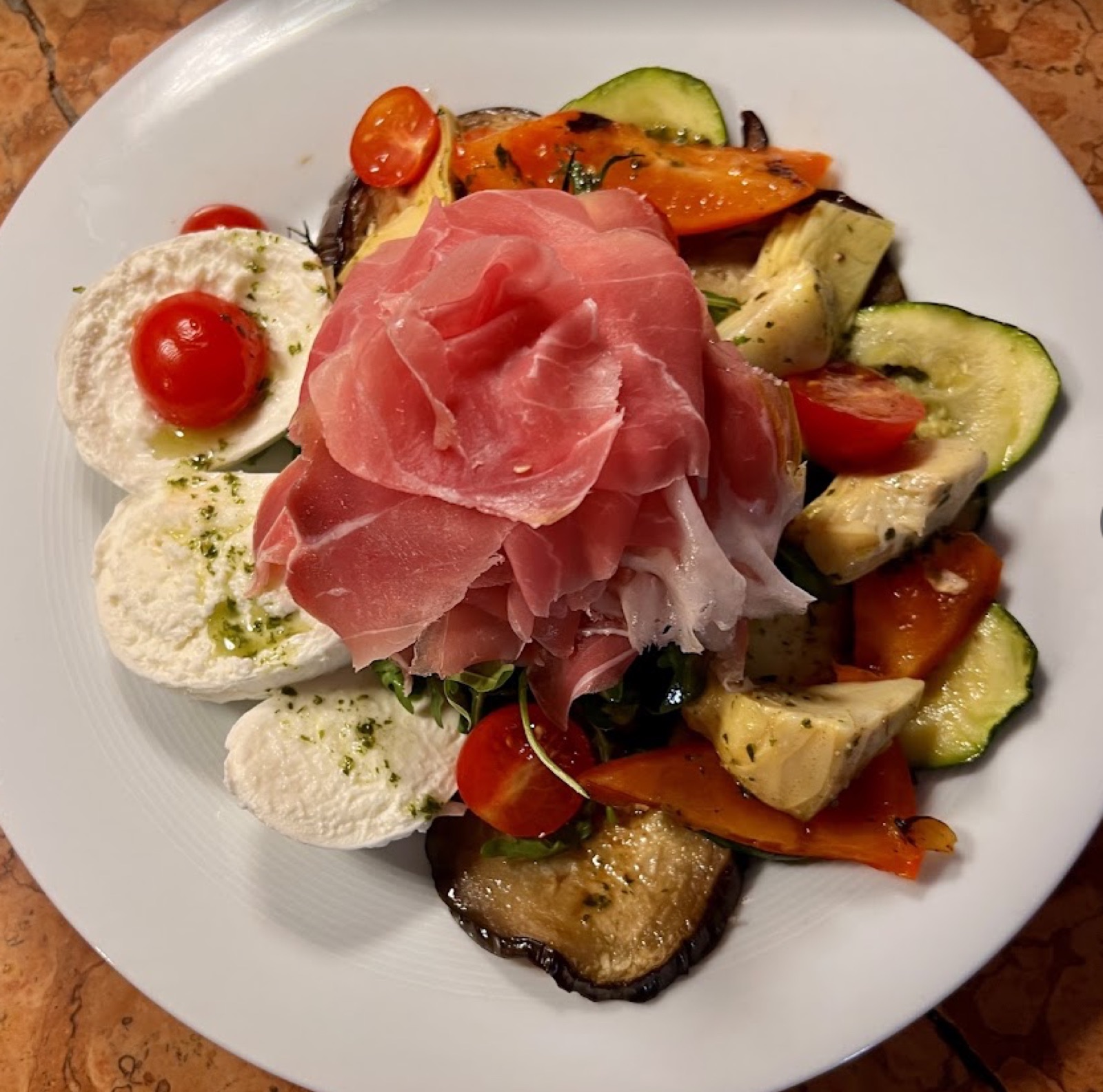 Antipasti : mozzarella, jambon cru et légumes grillés