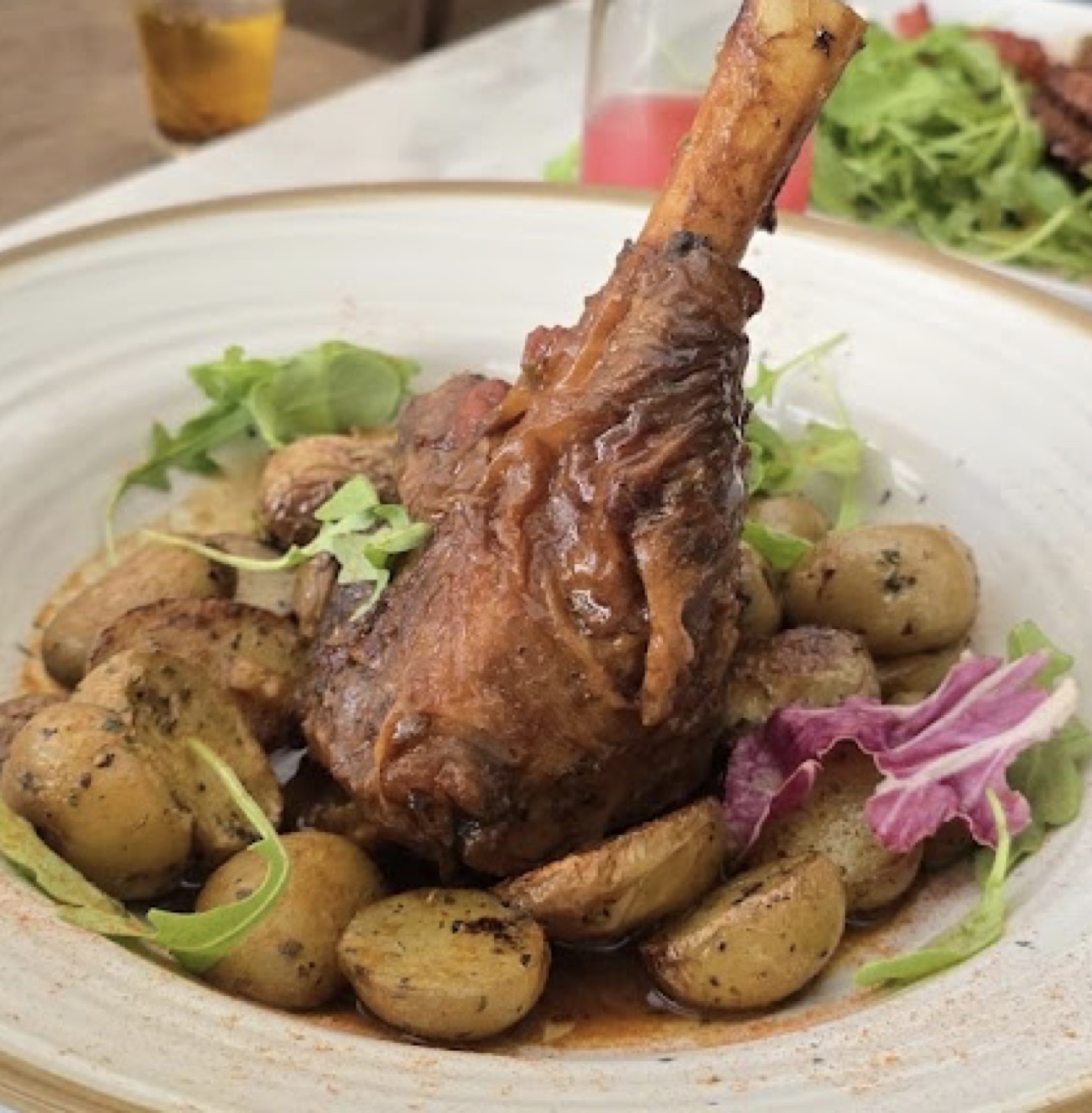 Souris de canard confite et pommes grenaille