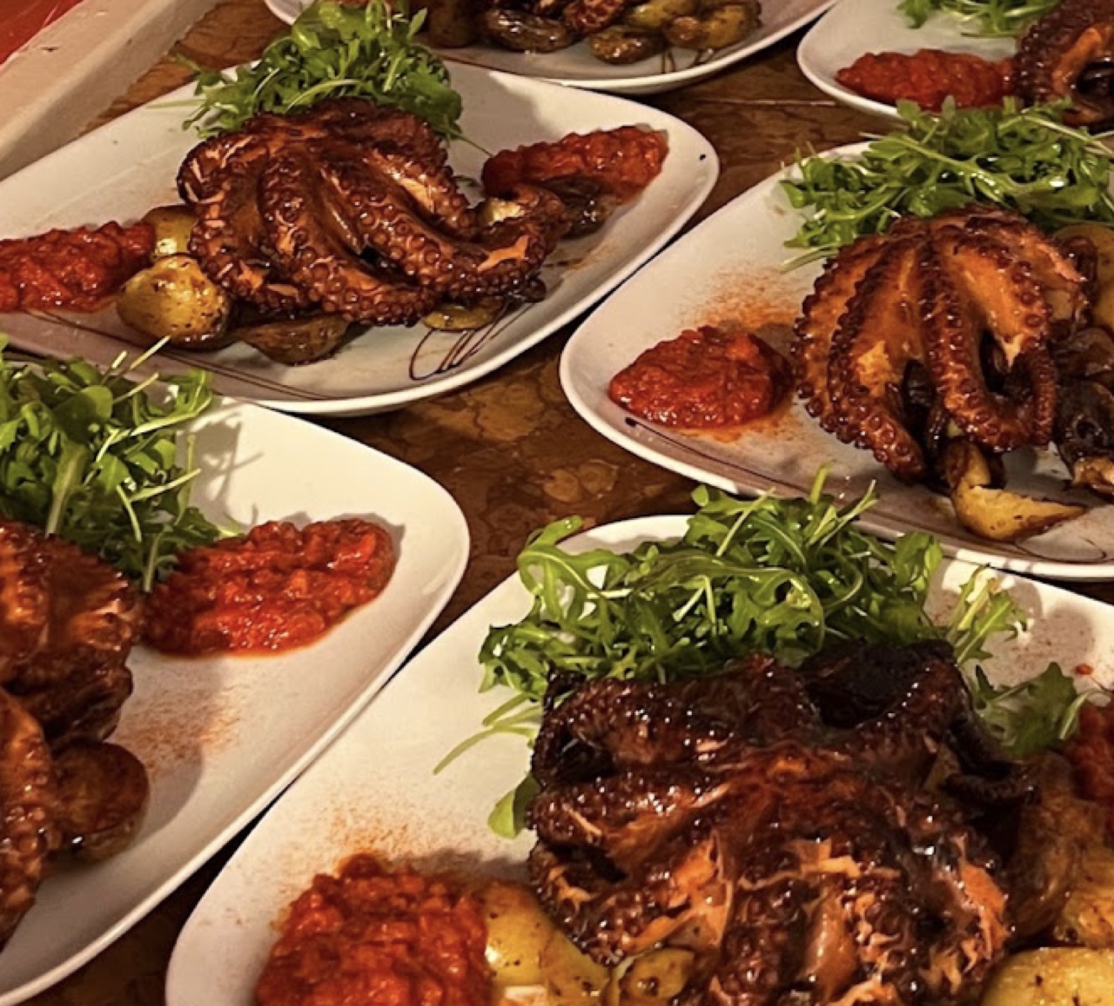 Poulpe grillé, pommes grenaille et sauce tomate