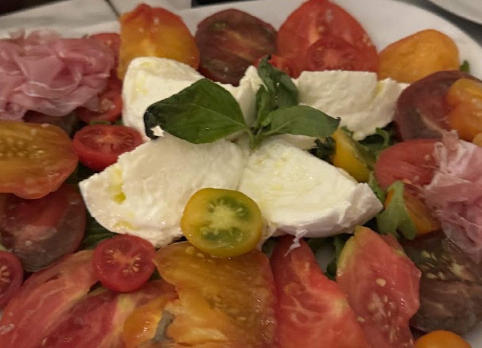 Tomates anciennes, mozzarella et jambon de Parme